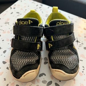Toddler size 9.5 play condition Plae shoes